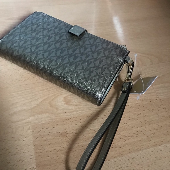 Michael Kors Handbags - Michael Kors Pale Gold Wristlet Brand New